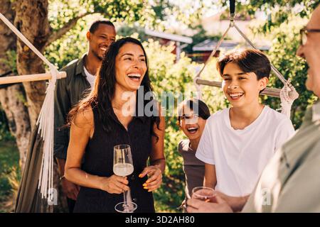 Donna felice che si diverte con i membri della famiglia Foto Stock