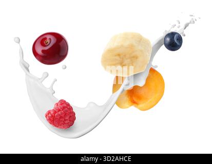 Spruzzi di frullato e frutta in aria su sfondo bianco Foto Stock