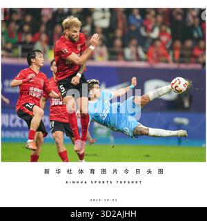 Pechino, Cina. 31 ottobre 2025. Brunao Nazario (R) di Henan spara il pallone durante la partita del 29° turno tra Henan e Chengdu alla Chinese Super League (CSL) 2025 a Chengdu, Cina, 31 ottobre 2025. Crediti: Wang Xi/Xinhua/Alamy Live News Foto Stock