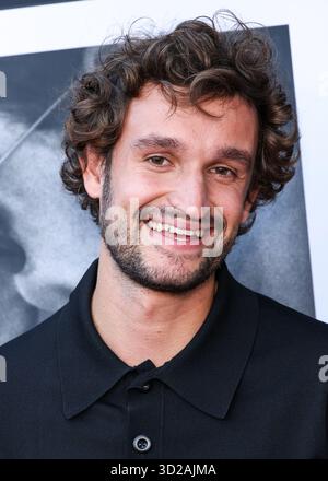 Los Angeles, Stati Uniti. 31 ottobre 2025. LOS ANGELES, CALIFORNIA, USA - OTTOBRE 30: L'attore francese Aubry Dullin arriva all'American French Film Festival 2025 - proiezione centrale del "Nouvelle Vague" di Netflix tenutosi al DGA Theater Complex presso la Directors Guild of America il 30 ottobre 2025 a Los Angeles, California, Stati Uniti. (Foto di Xavier Collin/Image Press Agency) credito: Image Press Agency/Alamy Live News Foto Stock