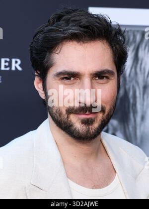 Los Angeles, Stati Uniti. 31 ottobre 2025. LOS ANGELES, CALIFORNIA, USA - OTTOBRE 30: L'attore francese Guillaume Marbeck arriva all'American French Film Festival 2025 - proiezione centrale del film "Nouvelle Vague" di Netflix tenutosi al DGA Theater Complex presso la Directors Guild of America il 30 ottobre 2025 a Los Angeles, California, Stati Uniti. (Foto di Xavier Collin/Image Press Agency) credito: Image Press Agency/Alamy Live News Foto Stock