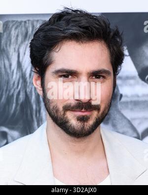 Los Angeles, Stati Uniti. 31 ottobre 2025. LOS ANGELES, CALIFORNIA, USA - OTTOBRE 30: L'attore francese Guillaume Marbeck arriva all'American French Film Festival 2025 - proiezione centrale del film "Nouvelle Vague" di Netflix tenutosi al DGA Theater Complex presso la Directors Guild of America il 30 ottobre 2025 a Los Angeles, California, Stati Uniti. (Foto di Xavier Collin/Image Press Agency) credito: Image Press Agency/Alamy Live News Foto Stock