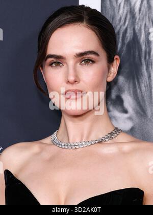 Los Angeles, Stati Uniti. 31 ottobre 2025. LOS ANGELES, CALIFORNIA, USA - OTTOBRE 30: L'attrice americana Zoey Deutch arriva all'American French Film Festival 2025 - proiezione centrale del "Nouvelle Vague" di Netflix tenutosi al DGA Theater Complex presso la Directors Guild of America il 30 ottobre 2025 a Los Angeles, California, Stati Uniti. (Foto di Xavier Collin/Image Press Agency) credito: Image Press Agency/Alamy Live News Foto Stock