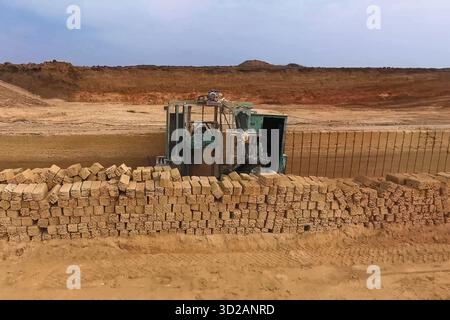 Cava di conchiglia. Tagliare un seasell in blocchi subito in una cava. Foto Stock