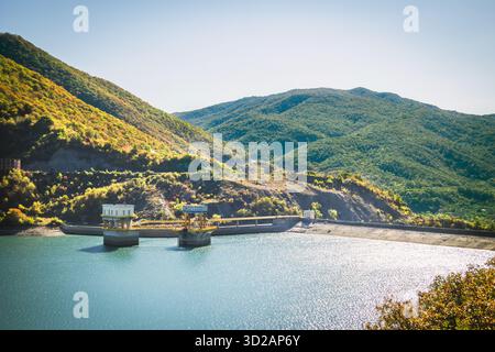 Zhinvali, regione di Mtskheta-Mtianeti / Georgia - 18 ottobre 2023: Diga idroelettrica di Zhinvali e centrale elettrica sul serbatoio turchese circondato da Foto Stock
