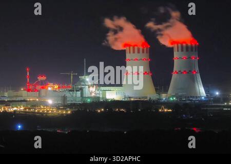 Torri a vapore di una centrale nucleare. Foto Stock