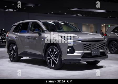 Tokyo, Giappone. 30 ottobre 2025. Toyota RAV4 HEV in mostra al Japan Mobility Show 2025. Il Japan Mobility Show (JMS) 2025, tenutosi dal 29 ottobre al 3 novembre al Tokyo Big Sight, ha segnato un'audace evoluzione dal tradizionale Motor Show di Tokyo a una vetrina globale della mobilità di nuova generazione. Credito: SOPA Images Limited/Alamy Live News Foto Stock
