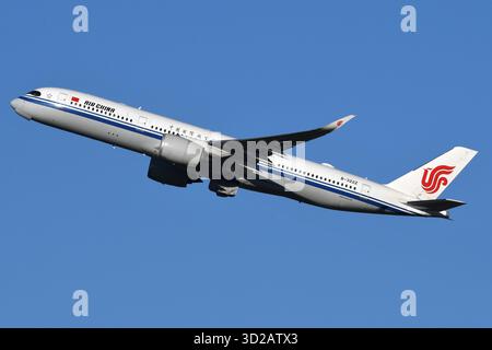 AIR CHINA AIRBUS A350-900 B-322Z PARTE DA GATWICK PER PECHINO. Foto Stock