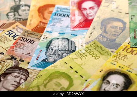 Banconote in valuta venezuelana Bolivar in grande quantità. Banconote in valuta VED con un diverso taglio primo piano Foto Stock