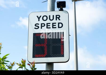 Un segnale di velocità radar, noto anche come dispositivo indicatore di velocità (SID) o segnale di feedback del conducente. Questi segnali sono utilizzati per calmare il traffico e per la sicurezza stradale Foto Stock