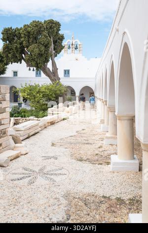 Albero con due campane e colonnato nella chiesa di pellegrinaggio Panagia Ekatontapiliani a Parikia, Paros, Grecia Foto Stock