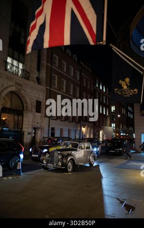 Un classico Rolls Royce parcheggiato fuori dall'entrata dell'hotel RITZ, situato su Piccadilly, nel cuore del quartiere Mayfair di Londra, Inghilterra, Regno Unito Foto Stock