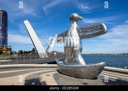 Una scultura di 5 metri chiamata First Contact di Laurel Nannup presso l'Elizabeth Quay Bridge nella città di Perth, Australia Occidentale, WA, Australia Foto Stock