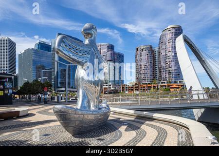 Una scultura di 5 metri chiamata First Contact di Laurel Nannup presso l'Elizabeth Quay Bridge nella città di Perth, Australia Occidentale, WA, Australia Foto Stock