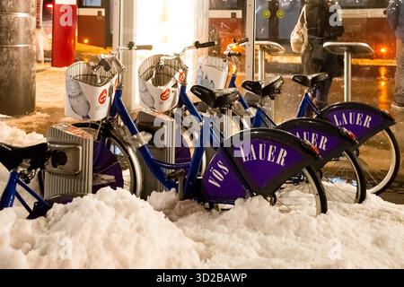 Salisburgo, Austria - 3 gennaio 2015 - biciclette parcheggiate in un ambiente urbano innevato di notte. Foto Stock