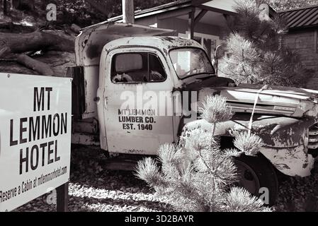 Un vecchio camion malmenato, che pubblicizza il Mt Lemmon Lumber Co. 1940, parcheggiato di fronte al Mt. Le cabine del Lemmon Hotel ricordano a tutti che il legno indu Foto Stock