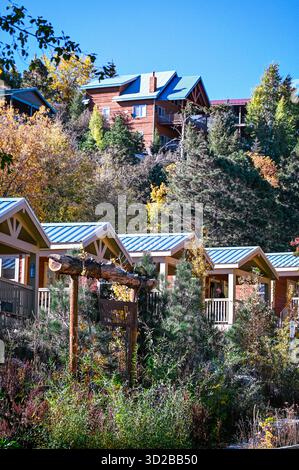 Una serie di cabine per l'hotel Mt Lemmon, a Summerhaven, un villaggio nella catena montuosa di Santa Catalina nella Foresta Nazionale di Coronado, vicino a Tucson, Arizona Foto Stock