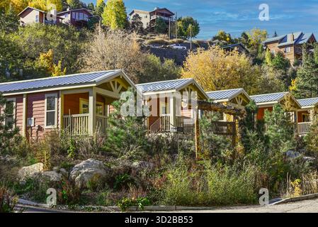 Una serie di cabine per l'hotel Mt Lemmon, a Summerhaven, un villaggio nella catena montuosa di Santa Catalina nella Foresta Nazionale di Coronado, vicino a Tucson, Arizona Foto Stock