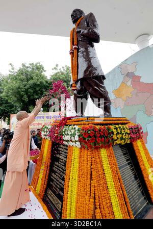 LUCKNOW, INDIA - OTTOBRE 31: Il primo ministro dell'Uttar Pradesh Yogi Adityanath rende omaggio alla statua di Sardar Vallabhbhai Patel prima del programma "Run for Unity", organizzato in occasione del 150° anniversario della nascita di Sardar Vallabhbhai Patel, nell'area di Hazratganj il 31 ottobre 2025 a Lucknow, India. Il Rashtriya Ekta Diwas, noto anche come giornata nazionale dell'unità, viene celebrato ogni anno il 31 ottobre per commemorare l'anniversario della nascita di Sardar Vallabhbhai Patel e per onorare il suo ruolo fondamentale nella promozione dell'integrazione nazionale e politica e dell'unità in India. Il giorno sottolinea l'importanza di mantenere il livello di Foto Stock