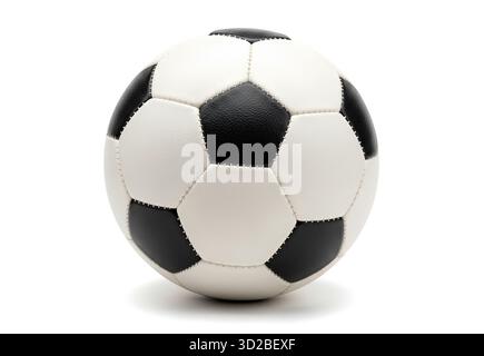 Classica palla da calcio in bianco e nero su sfondo bianco Foto Stock