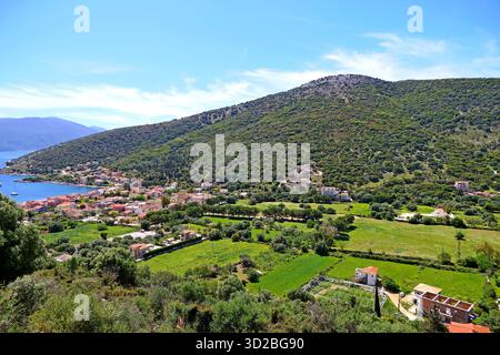 Vista aerea panoramica del villaggio di pescatori di Agia Efimia sull'isola di Cefalonia, Grecia Foto Stock