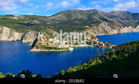 Vista aerea panoramica dell'affascinante e pittoresco villaggio di Assos sull'isola di Cefalonia, in Grecia Foto Stock