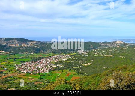 Vista aerea di una valle panoramica con campi di patchwork e case dal tetto rosso nel villaggio di Valsamata, Cefalonia, Grecia Foto Stock