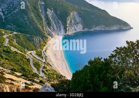 Paesaggio costiero panoramico con la splendida spiaggia di Myrtos, suggestiva mezzaluna di sabbia bianca delimitata dalle acque turchesi del Mar Ionio. Cefalonia, Grecia Foto Stock