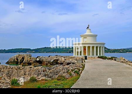 Vista del faro dorico di San Teodoro sotto forma di una rotonda bianca su un mantello artificiale ad Argostoli, Cefalonia, Grecia Foto Stock