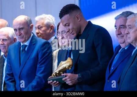 Madrid, Spagna. 31 ottobre 2025. Kylian Mbappé indossa lo stivale dorato circondato da dirigenti ed ex giocatori del Real Madrid. La presentazione del Golden Boot per la stagione 2024-2025 a Kylian Mbappé nella tribuna presidenziale dello stadio Santiago Bernabéu. Credito: SOPA Images Limited/Alamy Live News Foto Stock