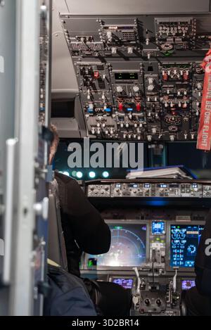 Cabina di pilotaggio di linea moderna all'aeroporto internazionale di Malta di notte Foto Stock