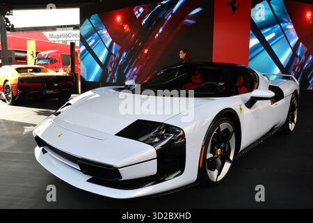 Scarperia, Italia - 24 ottobre 2025: Ferrari SC40 in mostra durante le finali del mondo Ferrari 2025 sul circuito del Mugello in Italia. Foto Stock