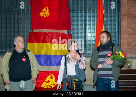 Logrono, la Rioja, SPAGNA. 31 ottobre 2025. I partiti di sinistra IU e PCE tengono una cerimonia commemorativa a Logroño per onorare 2.007 vittime di la Rioja uccise durante la dittatura franco. L'evento commemorativo si svolge vicino alla Biblioteca regionale, dove i partecipanti depongono fiori e pongono una targa commemorativa in onore dei caduti. (Foto di MARIO MARTIJA). Crediti: Mario Martija/Alamy Live News Foto Stock