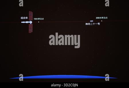 (251101) -- PECHINO, 1 novembre 2025 (Xinhua) -- questa immagine simulata catturata al Beijing Aerospace Control Center il 1 novembre 2025 mostra la navicella spaziale con equipaggio Shenzhou-21 che conduce un rendezvous veloce e autonomo e si aggancia al porto anteriore del modulo centrale della stazione spaziale Tianhe. Dopo essere entrata in orbita, la navicella spaziale Shenzhou-21 con equipaggio ha effettuato un rapido e autonomo rendezvous e ha attraccato con il porto anteriore del modulo centrale della stazione spaziale Tianhe alle 3:22 (ora di Pechino). L'intero processo ha richiesto circa 3,5 ore, ha detto la China Manned Space Agency (CMSA). Il trio di astronauti a bordo dell'SH Foto Stock