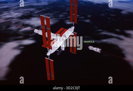 (251101) -- PECHINO, 1 novembre 2025 (Xinhua) -- questa immagine simulata catturata al Beijing Aerospace Control Center il 1 novembre 2025 mostra la navicella spaziale con equipaggio Shenzhou-21 che conduce un rendezvous veloce e autonomo e si aggancia al porto anteriore del modulo centrale della stazione spaziale Tianhe. Dopo essere entrata in orbita, la navicella spaziale Shenzhou-21 con equipaggio ha effettuato un rapido e autonomo rendezvous e ha attraccato con il porto anteriore del modulo centrale della stazione spaziale Tianhe alle 3:22 (ora di Pechino). L'intero processo ha richiesto circa 3,5 ore, ha detto la China Manned Space Agency (CMSA). Il trio di astronauti a bordo dell'SH Foto Stock