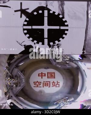 (251101) -- PECHINO, 1 novembre 2025 (Xinhua) -- questa immagine scattata al Beijing Aerospace Control Center il 1 novembre 2025 mostra la navicella spaziale con equipaggio Shenzhou-21 che conduce un rendezvous veloce e autonomo e si aggancia al porto anteriore del modulo centrale della stazione spaziale Tianhe. Dopo essere entrata in orbita, la navicella spaziale Shenzhou-21 con equipaggio ha effettuato un rapido e autonomo rendezvous e ha attraccato con il porto anteriore del modulo centrale della stazione spaziale Tianhe alle 3:22 (ora di Pechino). L'intero processo ha richiesto circa 3,5 ore, ha detto la China Manned Space Agency (CMSA). Il trio di astronauti a bordo della Shenzhou-21 Foto Stock