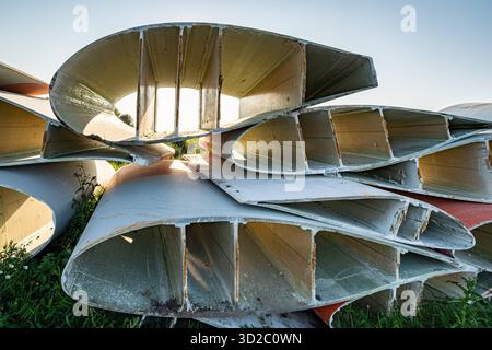 Windenergie - zerteilte Rotorenblätter eines Windrades warten auf ihren Abtransport zum Recycling. Entsorgung Alter Windrad-Rotoren im Rahmen einer repowering Maßnahme eines vorhandenen Windparks. Bevor neue, leistungsstärkere Winkraftanlage installiert werden können, müssen zunächst die Altanlagen weichen. Inder Praxis werden die Türme meist gesprengt , Die als Verbundstoffen bestehenden Rotoren werden in kleinere Stücke zerlegt und entsorgt. Es soll entsprechende Recycling-Verfahren zur Weiterverwendung der Materialien geben. Regione Weser-EMS Niedersachsen Deutschland *** energia eolica Dismant Foto Stock