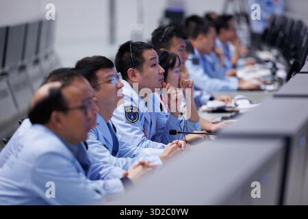 (251101) -- PECHINO, 1 novembre 2025 (Xinhua) -- il personale tecnico monitora l'incontro e l'attracco della navicella spaziale Shenzhou-21 con equipaggio con la stazione spaziale presso il Beijing Aerospace Control Center il 1 novembre 2025. Dopo essere entrata in orbita, la navicella spaziale Shenzhou-21 con equipaggio ha effettuato un rapido e autonomo rendezvous e ha attraccato con il porto anteriore del modulo centrale della stazione spaziale Tianhe alle 3:22 (ora di Pechino). L'intero processo ha richiesto circa 3,5 ore, ha detto la China Manned Space Agency (CMSA). Il trio di astronauti a bordo dell'astronave Shenzhou-21 entrerà quindi nel modulo Tianhe. Nel frattempo, lo Shen Foto Stock