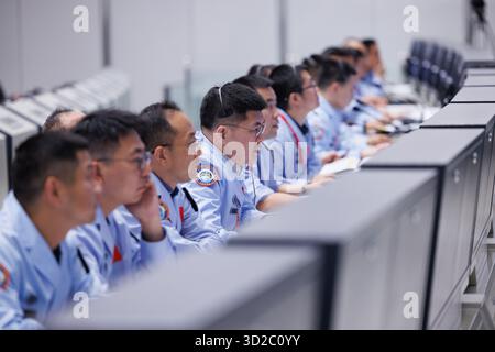 (251101) -- PECHINO, 1 novembre 2025 (Xinhua) -- il personale tecnico monitora l'incontro e l'attracco della navicella spaziale Shenzhou-21 con equipaggio con la stazione spaziale presso il Beijing Aerospace Control Center il 1 novembre 2025. Dopo essere entrata in orbita, la navicella spaziale Shenzhou-21 con equipaggio ha effettuato un rapido e autonomo rendezvous e ha attraccato con il porto anteriore del modulo centrale della stazione spaziale Tianhe alle 3:22 (ora di Pechino). L'intero processo ha richiesto circa 3,5 ore, ha detto la China Manned Space Agency (CMSA). Il trio di astronauti a bordo dell'astronave Shenzhou-21 entrerà quindi nel modulo Tianhe. Nel frattempo, lo Shen Foto Stock