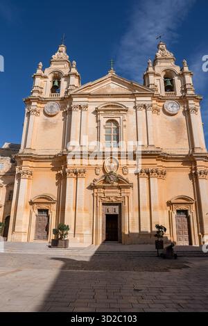 Facciata della Cattedrale di San Paolo a Mdina, Malta, con due campanili Foto Stock