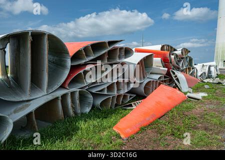 Windenergie - zerteilte Rotorenblätter eines Windrades warten auf ihren Abtransport zum Recycling. Entsorgung Alter Windrad-Rotoren im Rahmen einer repowering Maßnahme eines vorhandenen Windparks. Bevor neue, leistungsstärkere Winkraftanlage installiert werden können, müssen zunächst die Altanlagen weichen. Inder Praxis werden die Türme meist gesprengt , Die als Verbundstoffen bestehenden Rotoren werden in kleinere Stücke zerlegt und entsorgt. Es soll entsprechende Recycling-Verfahren zur Weiterverwendung der Materialien geben. Regione Weser-EMS Niedersachsen Deutschland *** energia eolica Dismant Foto Stock