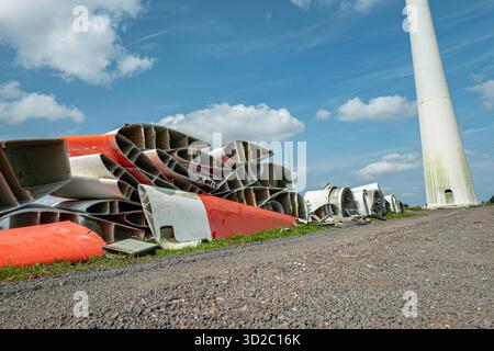 Windenergie - zerteilte Rotorenblätter eines Windrades warten auf ihren Abtransport zum Recycling. Entsorgung Alter Windrad-Rotoren im Rahmen einer repowering Maßnahme eines vorhandenen Windparks. Bevor neue, leistungsstärkere Winkraftanlage installiert werden können, müssen zunächst die Altanlagen weichen. Inder Praxis werden die Türme meist gesprengt , Die als Verbundstoffen bestehenden Rotoren werden in kleinere Stücke zerlegt und entsorgt. Es soll entsprechende Recycling-Verfahren zur Weiterverwendung der Materialien geben. Regione Weser-EMS Niedersachsen Deutschland *** energia eolica Dismant Foto Stock
