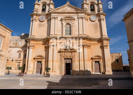 Facciata della Cattedrale di San Paolo a Mdina Malta sotto la luce del sole Foto Stock