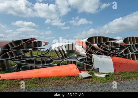 Windenergie - zerteilte Rotorenblätter eines Windrades warten auf ihren Abtransport zum Recycling. Entsorgung Alter Windrad-Rotoren im Rahmen einer repowering Maßnahme eines vorhandenen Windparks. Bevor neue, leistungsstärkere Winkraftanlage installiert werden können, müssen zunächst die Altanlagen weichen. Inder Praxis werden die Türme meist gesprengt , Die als Verbundstoffen bestehenden Rotoren werden in kleinere Stücke zerlegt und entsorgt. Es soll entsprechende Recycling-Verfahren zur Weiterverwendung der Materialien geben. Regione Weser-EMS Niedersachsen Deutschland *** energia eolica Dismant Foto Stock