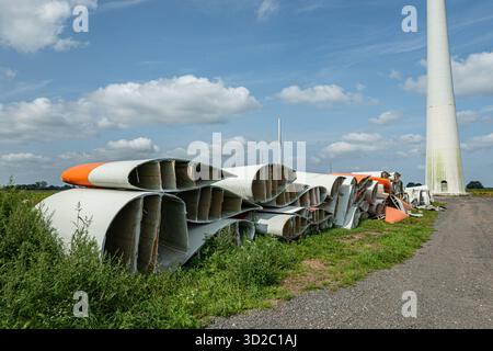 Windenergie - zerteilte Rotorenblätter eines Windrades warten auf ihren Abtransport zum Recycling. Entsorgung Alter Windrad-Rotoren im Rahmen einer repowering Maßnahme eines vorhandenen Windparks. Bevor neue, leistungsstärkere Winkraftanlage installiert werden können, müssen zunächst die Altanlagen weichen. Inder Praxis werden die Türme meist gesprengt , Die als Verbundstoffen bestehenden Rotoren werden in kleinere Stücke zerlegt und entsorgt. Es soll entsprechende Recycling-Verfahren zur Weiterverwendung der Materialien geben. Regione Weser-EMS Niedersachsen Deutschland *** energia eolica Dismant Foto Stock