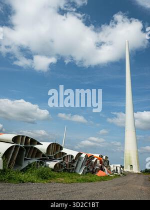 Windenergie - zerteilte Rotorenblätter eines Windrades warten auf ihren Abtransport zum Recycling, Hochformat. Entsorgung Alter Windrad-Rotoren im Rahmen einer repowering Maßnahme eines vorhandenen Windparks. Bevor neue, leistungsstärkere Winkraftanlage installiert werden können, müssen zunächst die Altanlagen weichen. Inder Praxis werden die Türme meist gesprengt , Die als Verbundstoffen bestehenden Rotoren werden in kleinere Stücke zerlegt und entsorgt. Es soll entsprechende Recycling-Verfahren zur Weiterverwendung der Materialien geben. Regione Weser-EMS Niedersachsen Deutschland *** vento Foto Stock