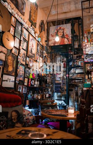 Intimo caffè all'interno della galleria a la Valletta con scala a chiocciola Foto Stock