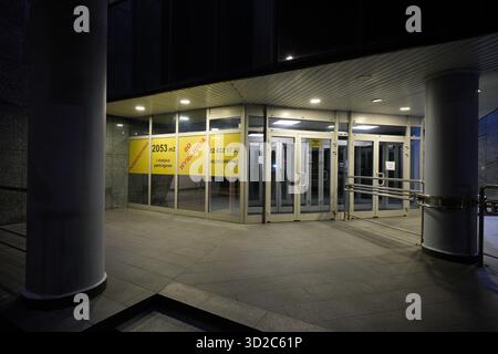 Varsavia, Polonia. 31 ottobre 2025. Gli annunci sono visti su uno spazio commerciale in affitto a Varsavia, Polonia, il 31 ottobre 2025. (Foto di Jaap Arriens/Sipa USA) credito: SIPA USA/Alamy Live News Foto Stock