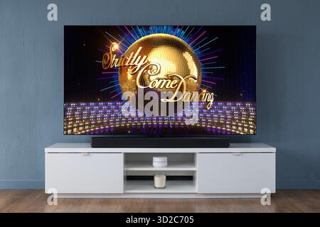 Un televisore OLED widescreen che mostra la scena introduttiva della serie TV Strictly come Dancing, visto in un salotto contemporaneo. Foto Stock