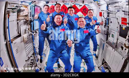 (251101) -- PECHINO, 1 novembre 2025 (Xinhua) -- questa immagine scattata al Beijing Aerospace Control Center il 1 novembre 2025 mostra una foto di gruppo dell'equipaggio delle astronavi Shenzhou-20 e Shenzhou-21. I tre astronauti a bordo della navicella spaziale cinese Shenzhou-21 sono entrati nella stazione spaziale del paese e si sono incontrati con un altro trio di astronauti sabato mattina presto, iniziando un nuovo turno di consegna dell'equipaggio in orbita. L'equipaggio della Shenzhou-20 ha aperto il portello alle 4:58 (ora di Pechino) e ha salutato i nuovi arrivi, secondo la China Manned Space Agency (CMSA). I sei membri dell'equipaggio hanno poi scattato foto di gruppo Foto Stock